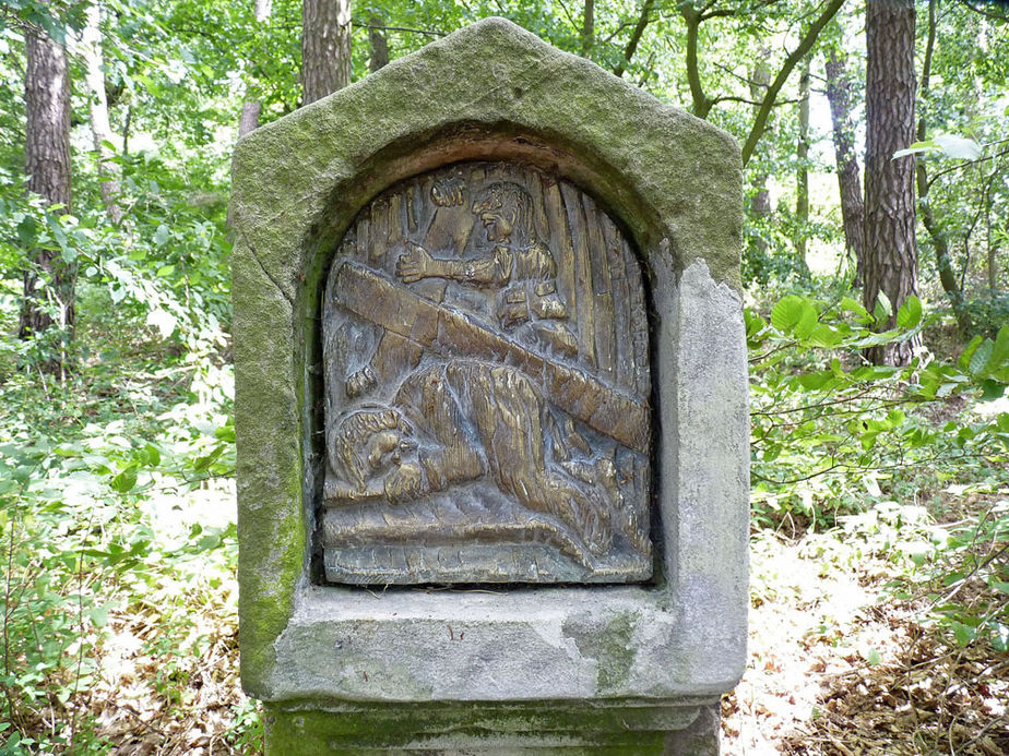 Die sieben Fußfälle an der Weingartenkapelle in Naumburg (Foto: Karl-Franz Thiede)